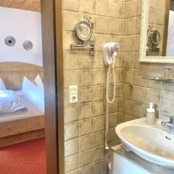 Gemütliche Ferienwohnung in Schliersee mit komfortablem Bett und gepflegtem Bad. Ideal für Erholung.