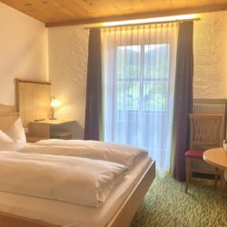 Gemütliche Ferienwohnung in Schliersee, natürliches Licht, komfortables Bett, ruhig und einladend, ideal für Erholung.
