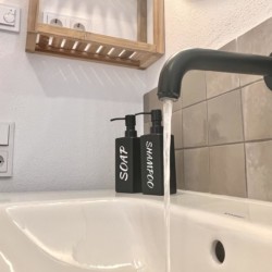 Gemütliches Badezimmerdetail in Bayrischzell: sauberes Waschbecken mit Seife und Shampoo.