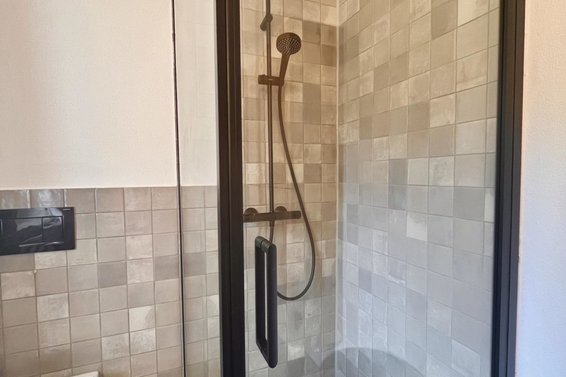 Moderne, helle Dusche in Ferienwohnung IV Bayrischzell: ideal für Erholungssuchende. Buchen Sie jetzt auf stayFritz.com!