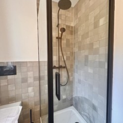 Moderne, helle Dusche in Ferienwohnung IV Bayrischzell: ideal für Erholungssuchende. Buchen Sie jetzt auf stayFritz.com!