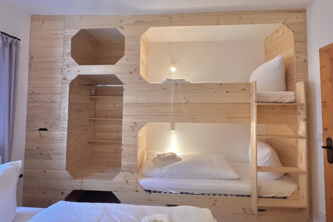 Gemütliches Holz-Etagenbett in einer hellen Ferienwohnung in Bayrischzell.