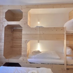 Gemütliches Holz-Etagenbett in einer hellen Ferienwohnung in Bayrischzell.