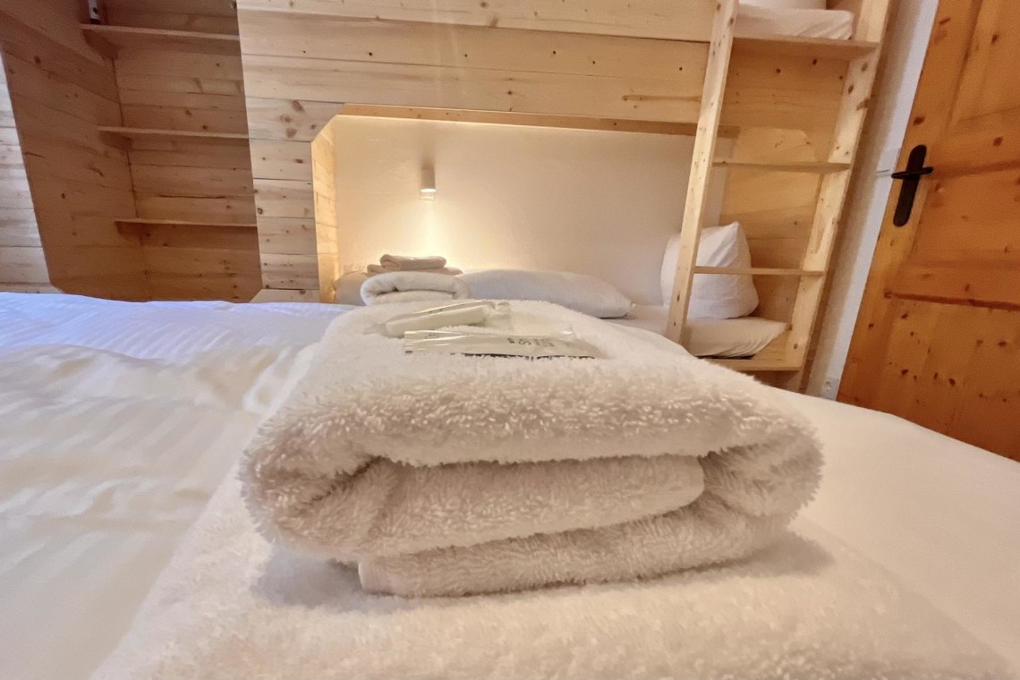 Gemütliches Zimmer im alpinen Stil in Ferienwohnung IV Osterhofen, Bayrischzell. Ideal für Urlaub in den Bergen.
