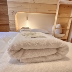 Gemütliches Zimmer im alpinen Stil in Ferienwohnung IV Osterhofen, Bayrischzell. Ideal für Urlaub in den Bergen.