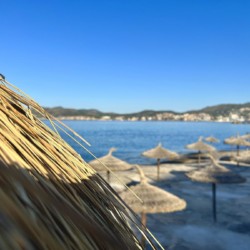 Idyllischer Strandblick mit Schirmen in Costa de la Calma, ideal für erholsame Ferien.