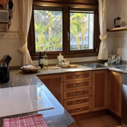 Gemütliche Küche im Villa Beachhouse, Costa de la Calma, Spanien, mit modernen Annehmlichkeiten und Aussicht.
