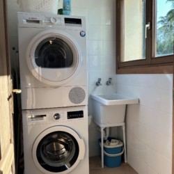 "Komfortable Ferienwohnung in Costa de la Calma mit modernen Annehmlichkeiten wie Waschmaschine und Trockner."