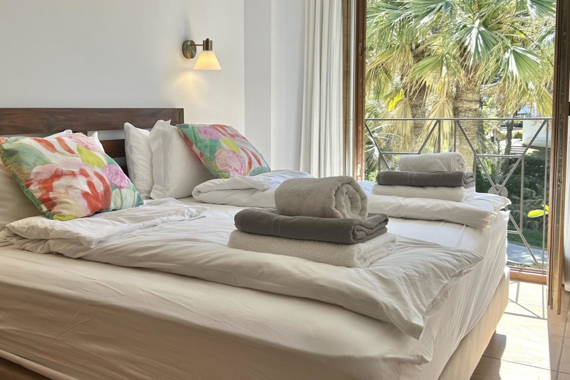 Gemütliches Schlafzimmer mit Blick auf Palmen, ideal für Entspannung in Costa de la Calma.