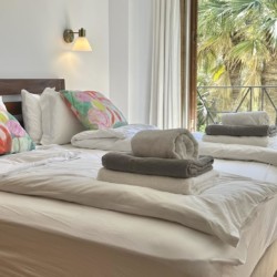 Gemütliches Schlafzimmer mit Blick auf Palmen, ideal für Entspannung in Costa de la Calma.