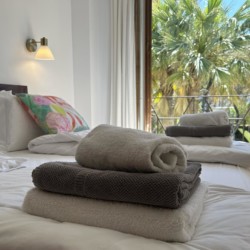 Gemütliches Schlafzimmer mit Blick auf Palmen, ideal für einen entspannenden Aufenthalt in Costa de la Calma.