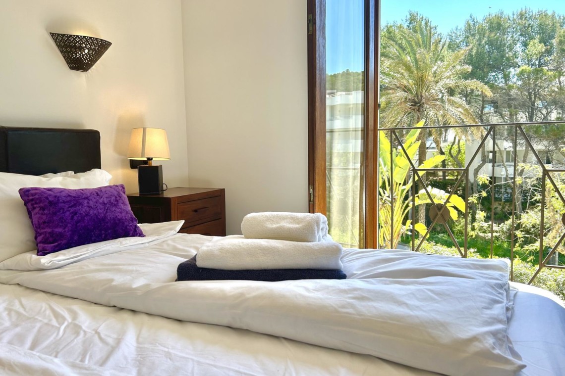 Gemütliches Schlafzimmer in Villa Beachhouse, Costa de la Calma, helle Aussicht, ideal für Erholung.