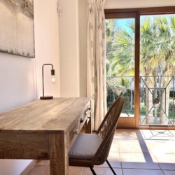 Helles Arbeitszimmer in der Villa Beachhouse, Costa de la Calma – mit Terrassenblick und stilvoller Einrichtung. Ideal für einen entspannten Urlaub.