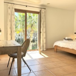 Helle Ferienwohnung in Costa de la Calma, mit Balkonblick auf Palmen, gemütlichem Bett & moderner Einrichtung.