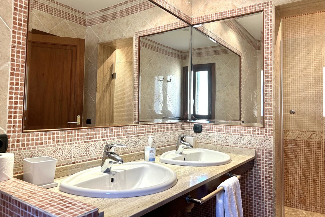 Geräumiges Badezimmer in Villa Beachhouse, Costa de la Calma – ideal für Ihren Urlaubsaufenthalt. Buchen auf stayfritz.com.