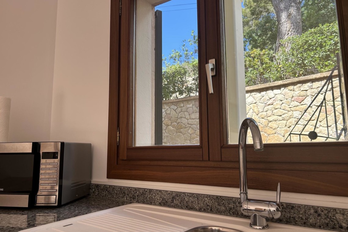 Gemütliche Küche mit Fensterblick in der Villa Beachhouse, Costa de la Calma – Ideal für Urlaubssuchende.