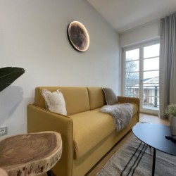 Gemütliches Premium-Apartment "GmundV" in Gmund am Tegernsee, stilvoll mit gelbem Sofa und moderner Einrichtung.