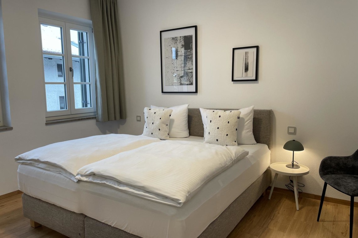 Gemütliches Schlafzimmer im modernen Stil, ideal für einen erholsamen Aufenthalt in Gmund am Tegernsee.