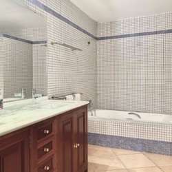 Geräumiges Badezimmer der Villa Beachhouse in Costa de la Calma, ideal für den Urlaub.