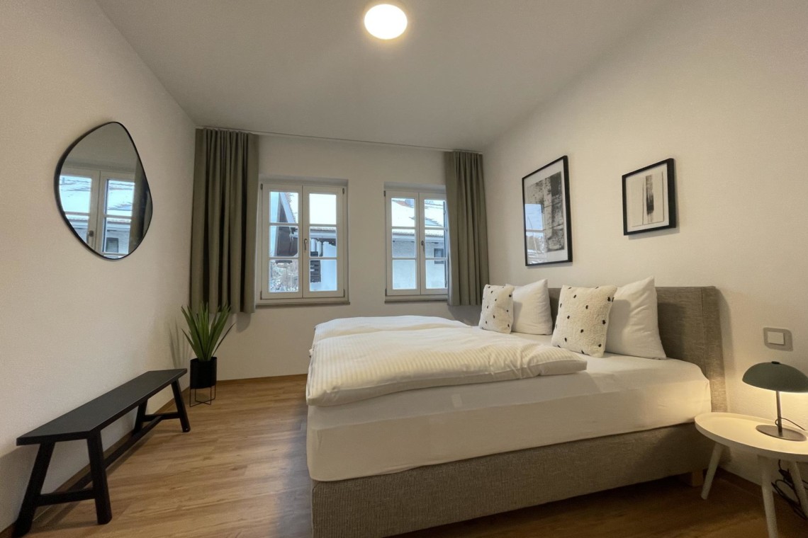 Helles, stilvolles Apartment in Gmund, ideal für Tegernsee-Urlaub. Gemütliches Ambiente mit moderner Einrichtung für perfekte Erholung.