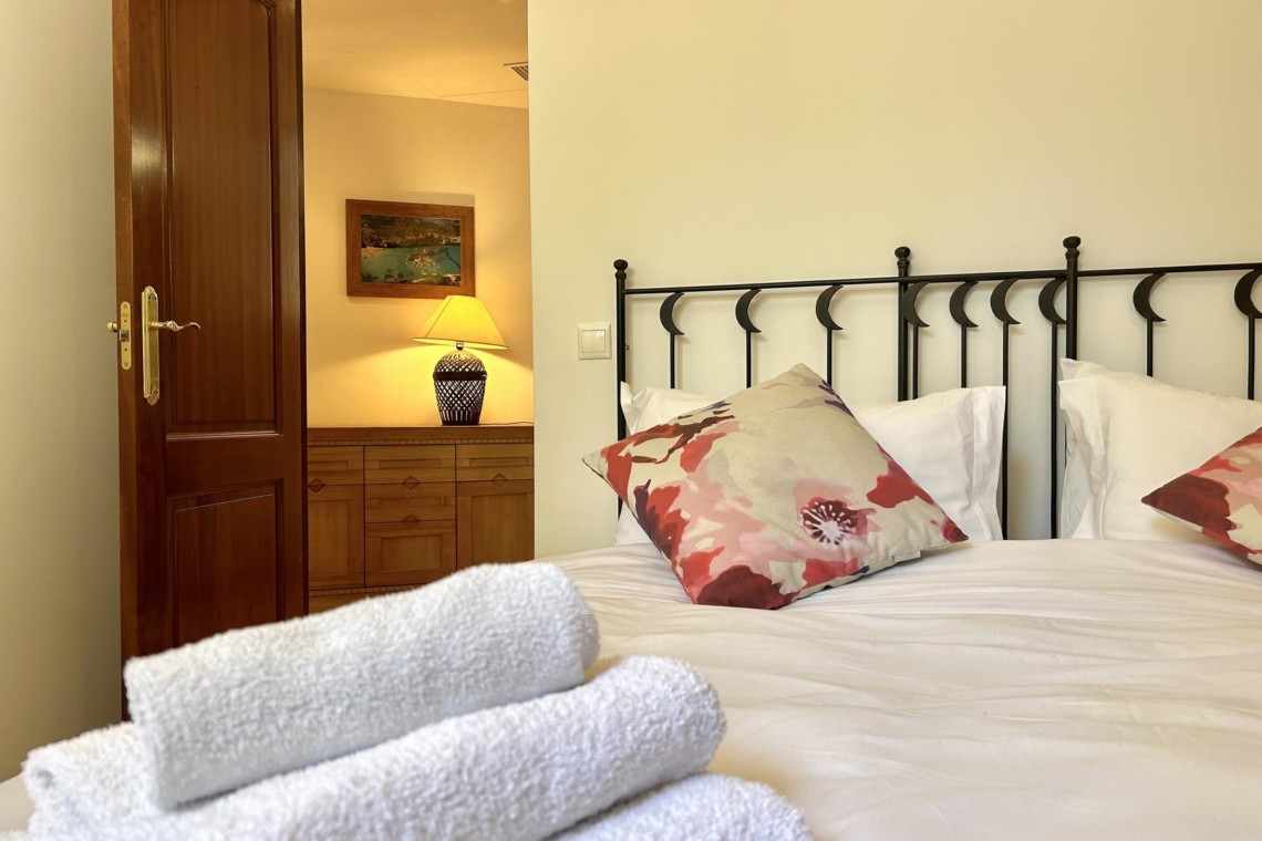 Gemütliches Schlafzimmer in der Villa Beachhouse, Costa de la Calma - ideal für einen entspannten Urlaub. Buchen Sie auf stayfritz.com.