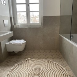 Helles, elegantes Bad in Gmunder Ferienwohnung, perfekt für die Erholung am Tegernsee.