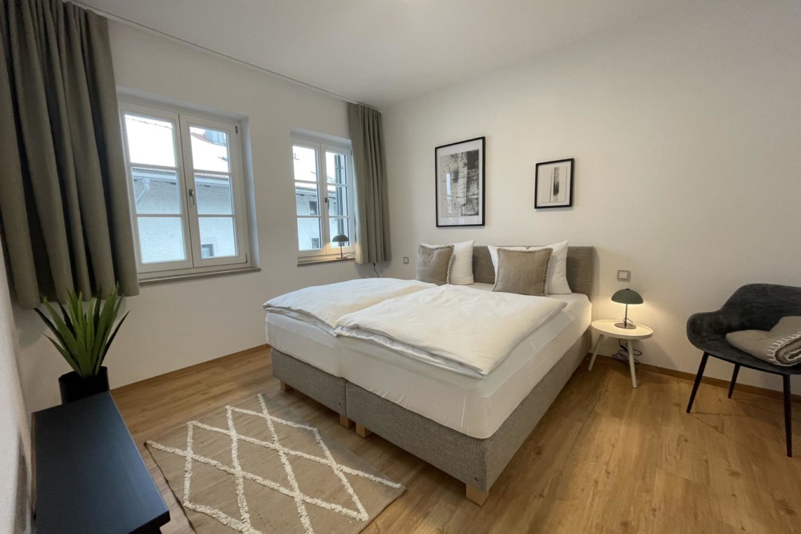 Gemütliches Premium-Apartment "GmundV" in Gmund am Tegernsee mit stilvollem Schlafzimmer, ideal für Ihren Urlaub.