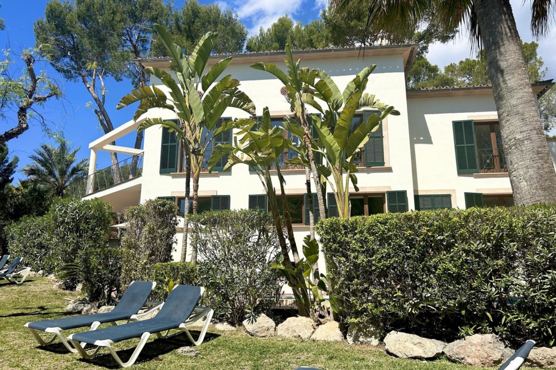 Idyllische Villa Beachhouse in Costa de la Calma mit Liegestühlen und grünem Garten. Ideal für Urlaub unter Spaniens Sonne.