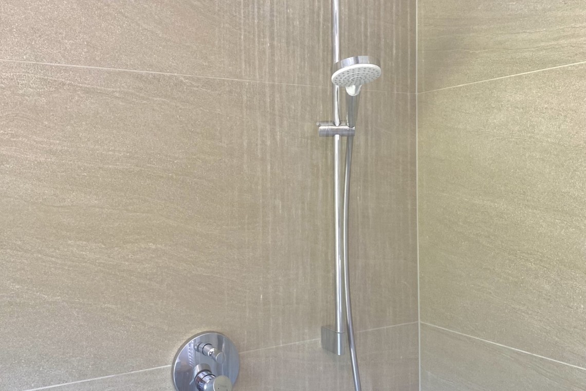 Moderne Dusche in Ferienwohnung Ruhige Oase, Rotach-Egern – ideal für Erholung & Business.