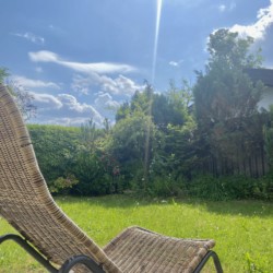 Entspannen Sie im Garten Ihrer Ferienwohnung in Rottach-Egern.
