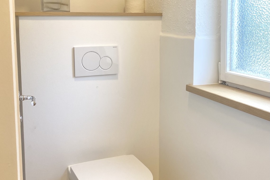Helles WC in Rottach-Egern Ferienwohnung, moderne & saubere Ausstattung.