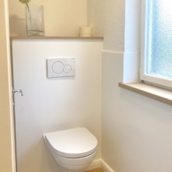 Helles WC in Rottach-Egern Ferienwohnung, moderne & saubere Ausstattung.