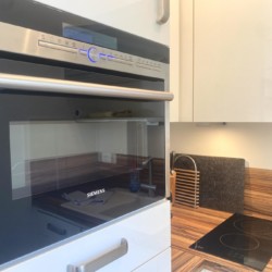 Moderne Küchenzeile im Studio für 2, Schliersee: Backofen, Kochfeld & stilvolles Design – ideal für Selbstversorger! #FerienwohnungSchliersee