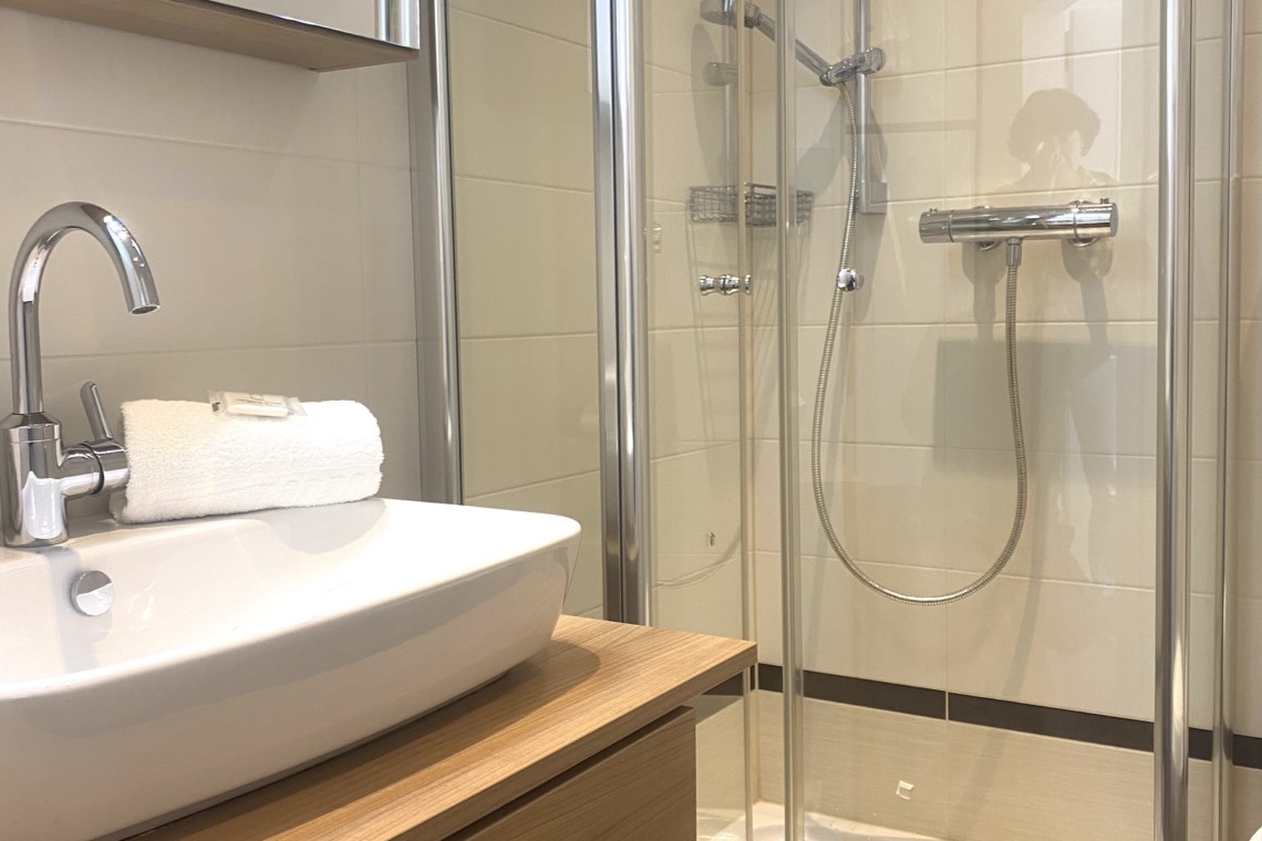 Modernes Bad in Schliersee Ferienwohnung mit Dusche und stilvoller Einrichtung. Ideal für Paare.
