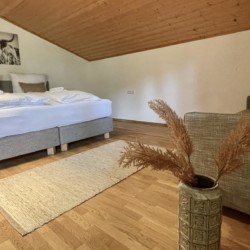 Gemütliches Schlafzimmer im Ferienhaus am Tegernsee, ideal für entspannten Urlaub in Rottach-Egern.