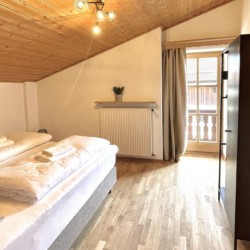 Gemütliches Schlafzimmer in Ferienwohnung am Tegernsee, ideal für Urlaub in Rottach-Egern.