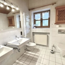 Helles, sauberes Badezimmer in Ferienwohnung, Rottach-Egern. Ideal für Urlaub am Tegernsee.