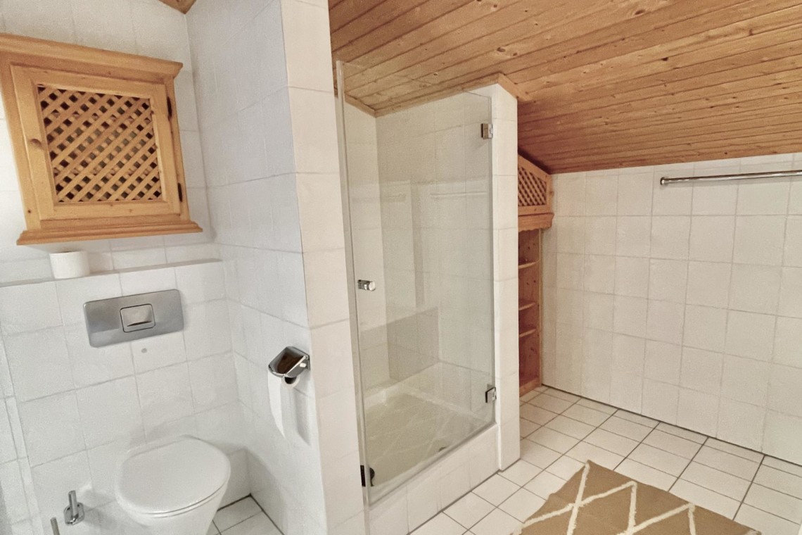 Helles Bad mit Dusche in Ferienwohnung, Holzdecke, in Rotach-Egern.