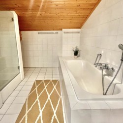 Helles, gemütliches Badezimmer in Ferienwohnung, Rottach-Egern. Ideal für Erholungssuchende am Tegernsee.