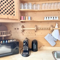 Gemütliche Küchenecke mit modernen Geräten im Ferienhaus am Tegernsee. Ideal für Urlaub in Rottach-Egern.