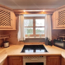 Gemütliche Küche im Holzstil, modern ausgestattet, ideal für Urlaub in Rottach-Egern.