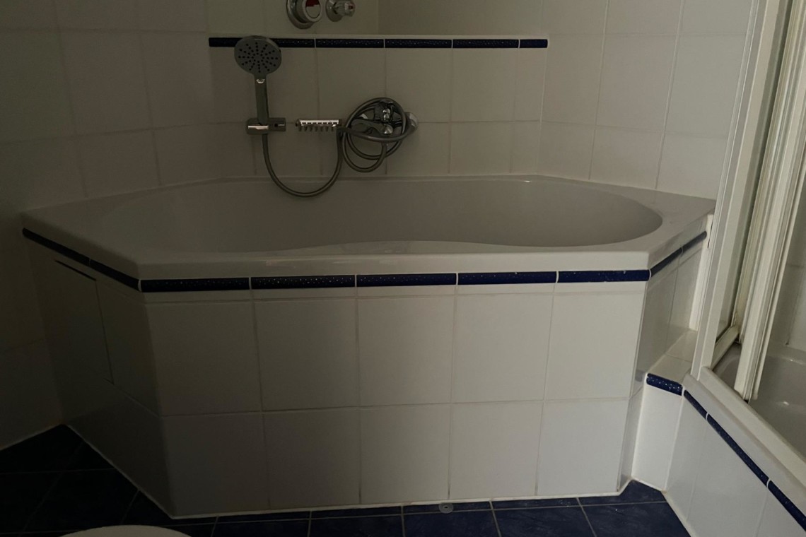 Gemütliches Bad im Apartment am Tegernsee mit Wanne – ideal für entspannende Urlaube bei stayFritz.