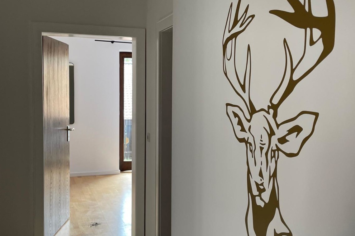 Helles, stilvolles Apartment in Tegernsee mit dekorativem Hirschmotiv – ideal für Ihre Auszeit.