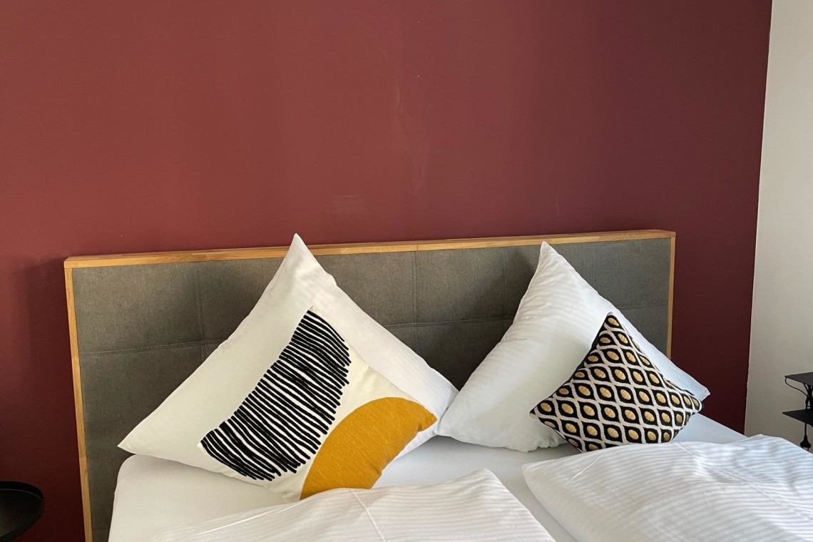 Gemütliches Schlafzimmer in Tegernseer Ferienwohnung, modernes Design, ideal für Entspannung & Urlaub am Tegernsee. #FerienTegernsee