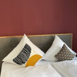 Gemütliches Schlafzimmer in Tegernseer Ferienwohnung, modernes Design, ideal für Entspannung & Urlaub am Tegernsee. #FerienTegernsee