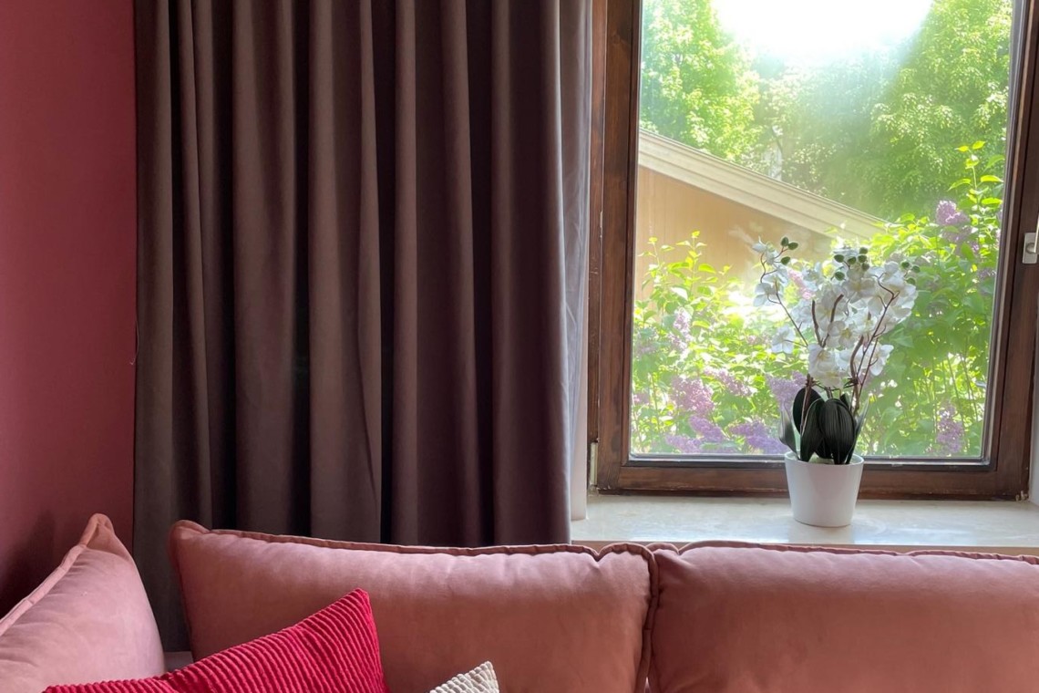Gemütliche Ecke im Apartment am Tegernsee - ideal zum Entspannen mit Blick ins Grüne. Buchen Sie jetzt Ihren Urlaub auf stayfritz.com!