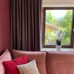 Gemütliche Ecke im Apartment am Tegernsee - ideal zum Entspannen mit Blick ins Grüne. Buchen Sie jetzt Ihren Urlaub auf stayfritz.com!
