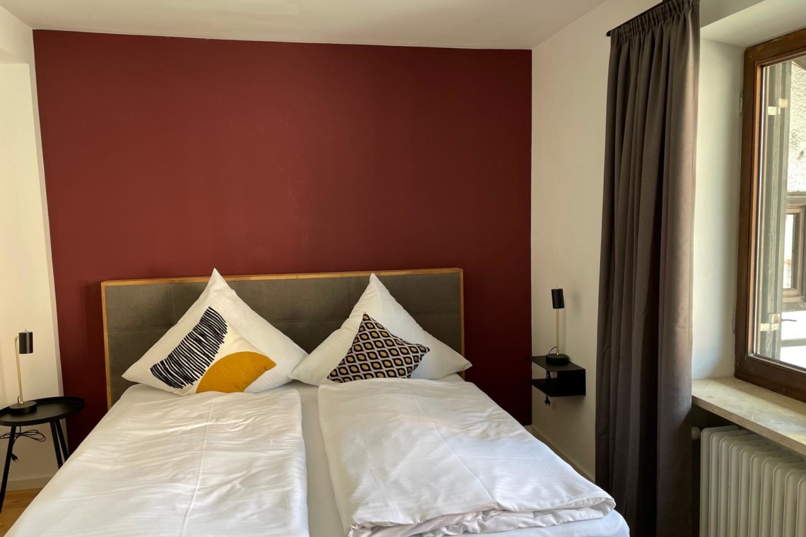 Gemütliches Schlafzimmer im Apartment am Tegernsee, ideal für den Urlaub in der Region.