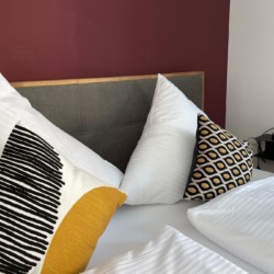 Gemütliches Apartment am Tegernsee: Modernes Schlafzimmer mit stilvoller Deko und Komfort für Ihren Erholungsurlaub.