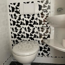 Modisches Apartment in Tegernsee: stilvolles Bad mit Kuhmuster-Fliesen. Ideal für Ihren entspannenden Urlaub. Buchen Sie jetzt auf stayfritz.com!